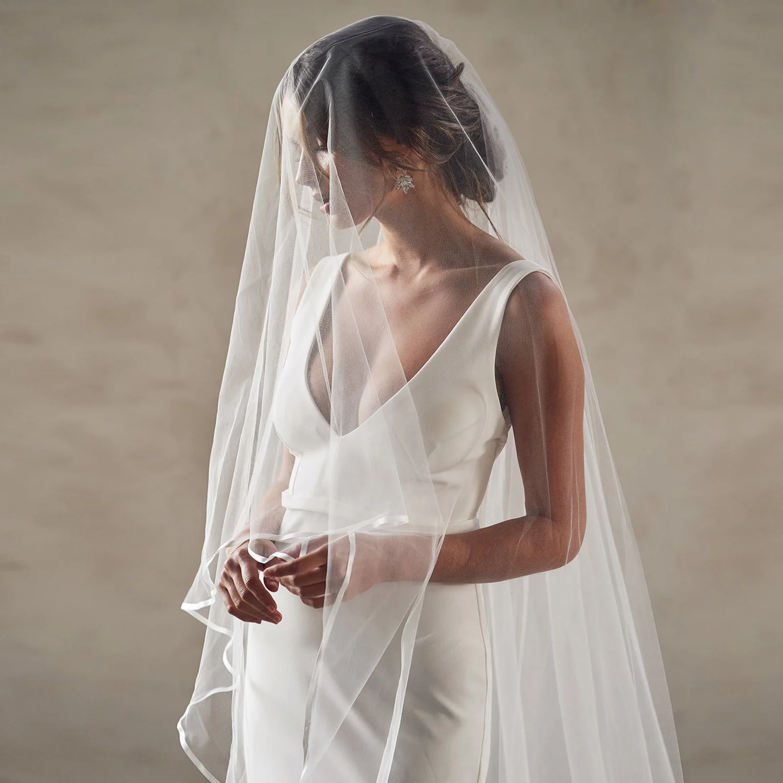 Wedding Veils: Difference Between a Drop Veil Blusher and No