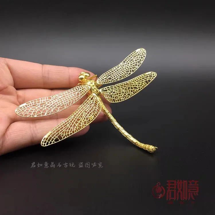 アンティークブロンズの置物、繊細で美しいトンボ、古い絵を作る