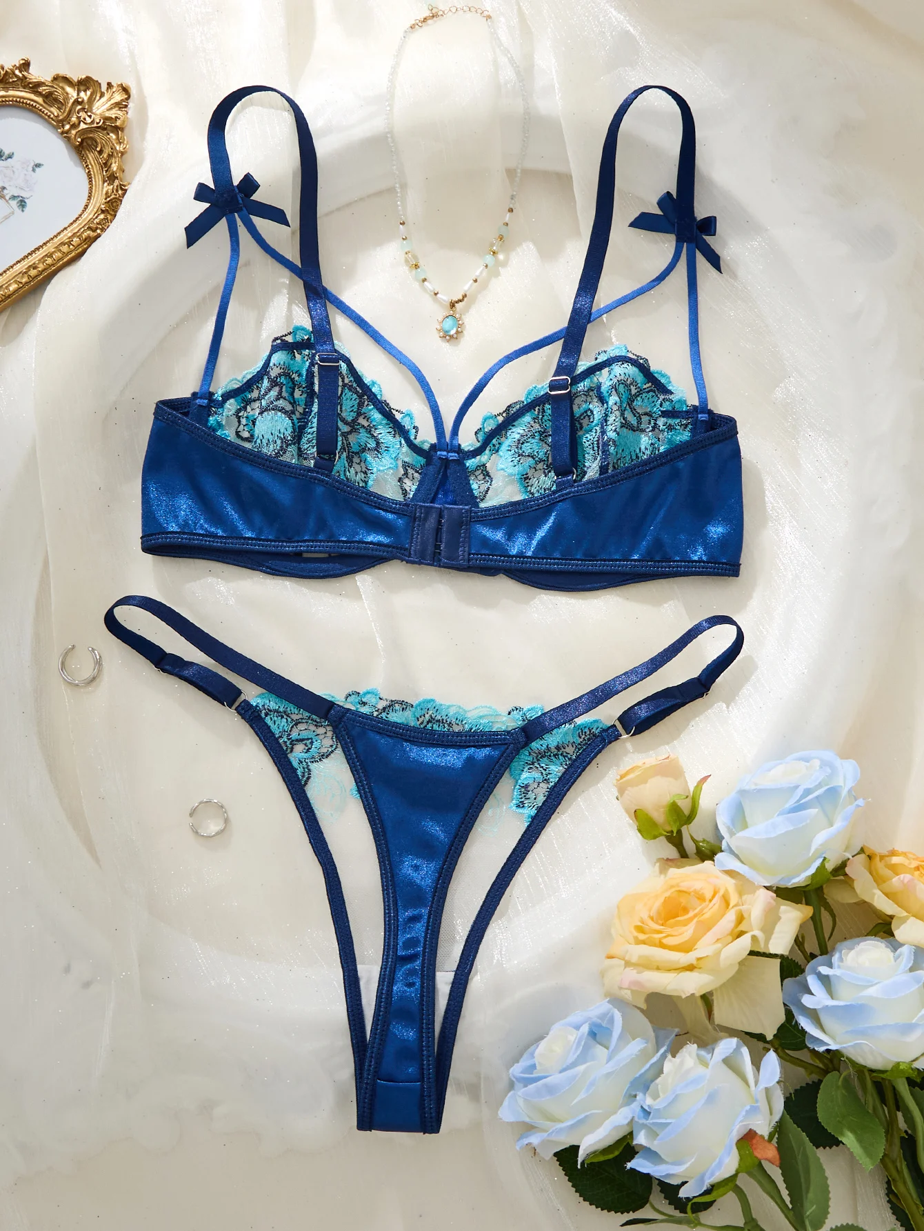 Ensemble de lingerie en dentelle bleue à fleurs avec soutien-gorge à armatures à nœud sur l'épaule et bretelles, culotte ajustable – Tenue intime séduisante pour boudoir