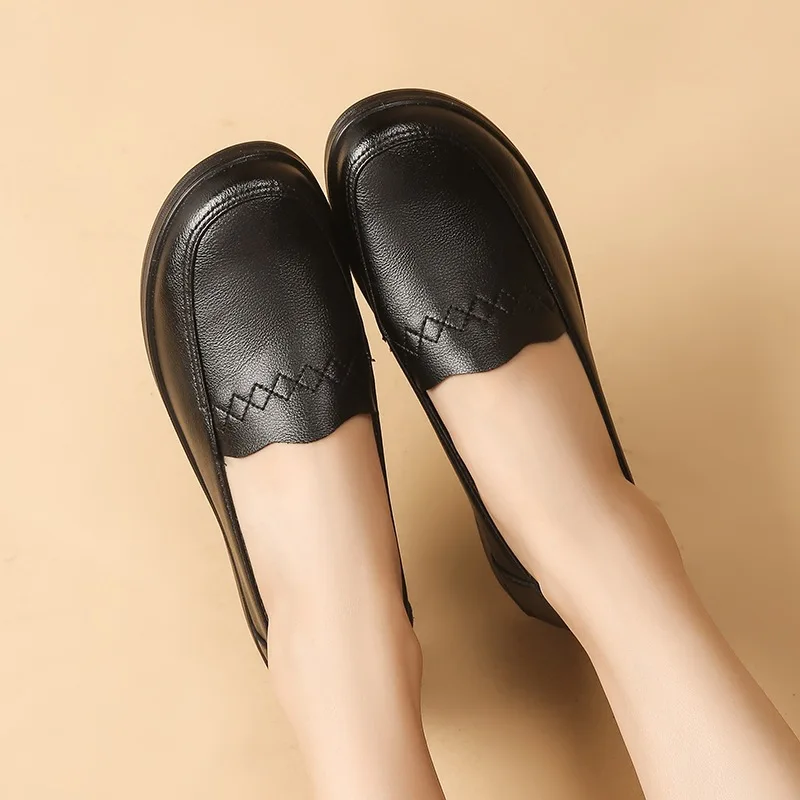 Рисунок 3 - Женские кожаные кроссовки без шнуровки