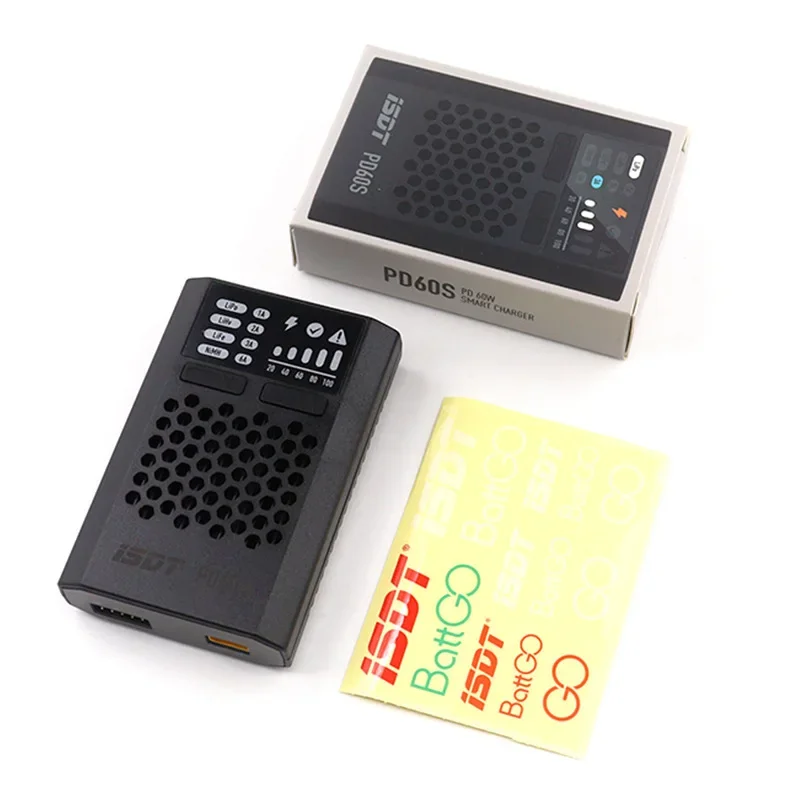 Chargeur ISDT PD60S connecté à une batterie LiPo, câbles et adaptateurs visibles.