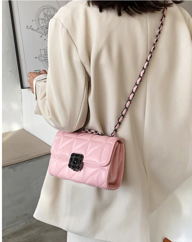 Sac à bandoulière incliné pour femme avec chaîne à carreaux en diamant 2024_voghion.com