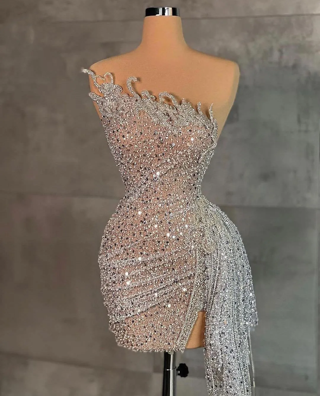 

Sparkly Short Evening Dresses Bateau Sleeveless Sequins Beaded Shiny Lace Sexy Appliques Diamonds Thigh Prom Dresses Custom Made
