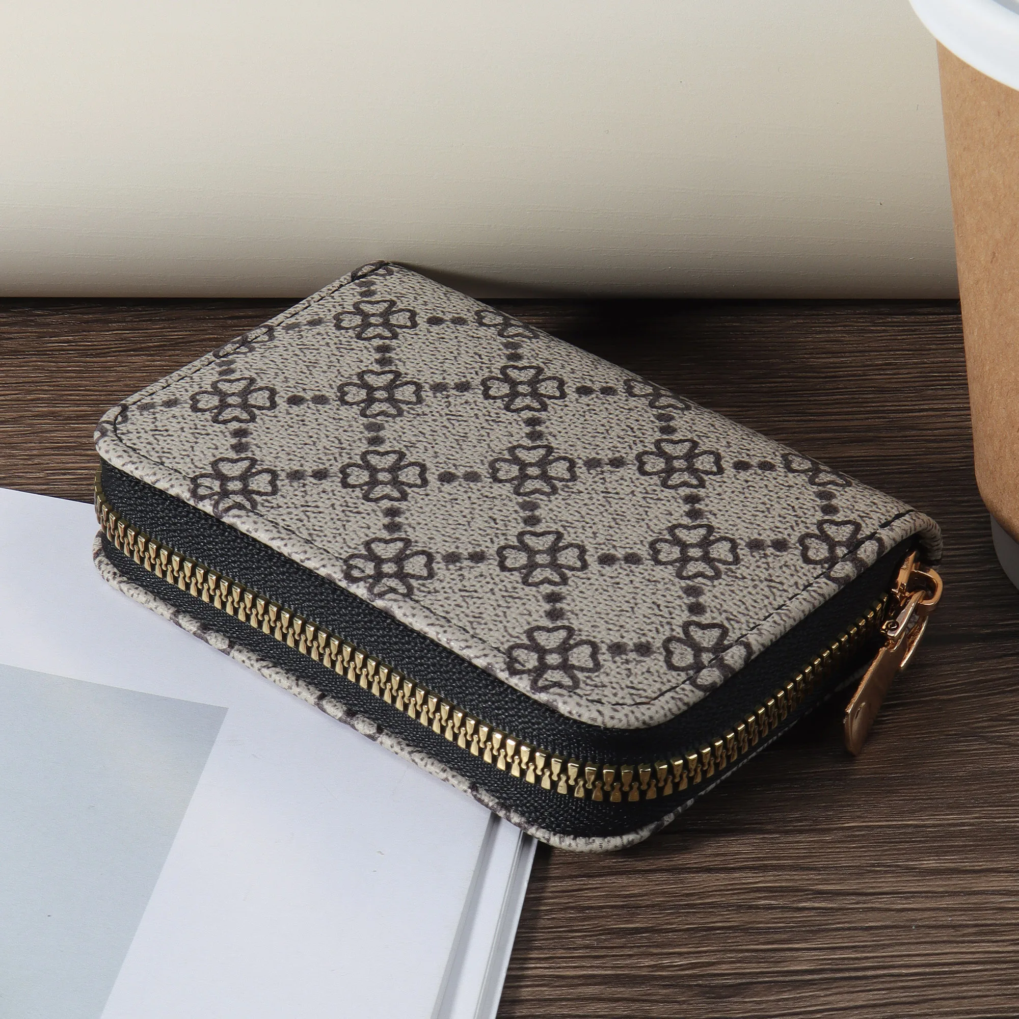 Women's Minimalist Zippered Clutch Wallet - Stylish and Sleek Design