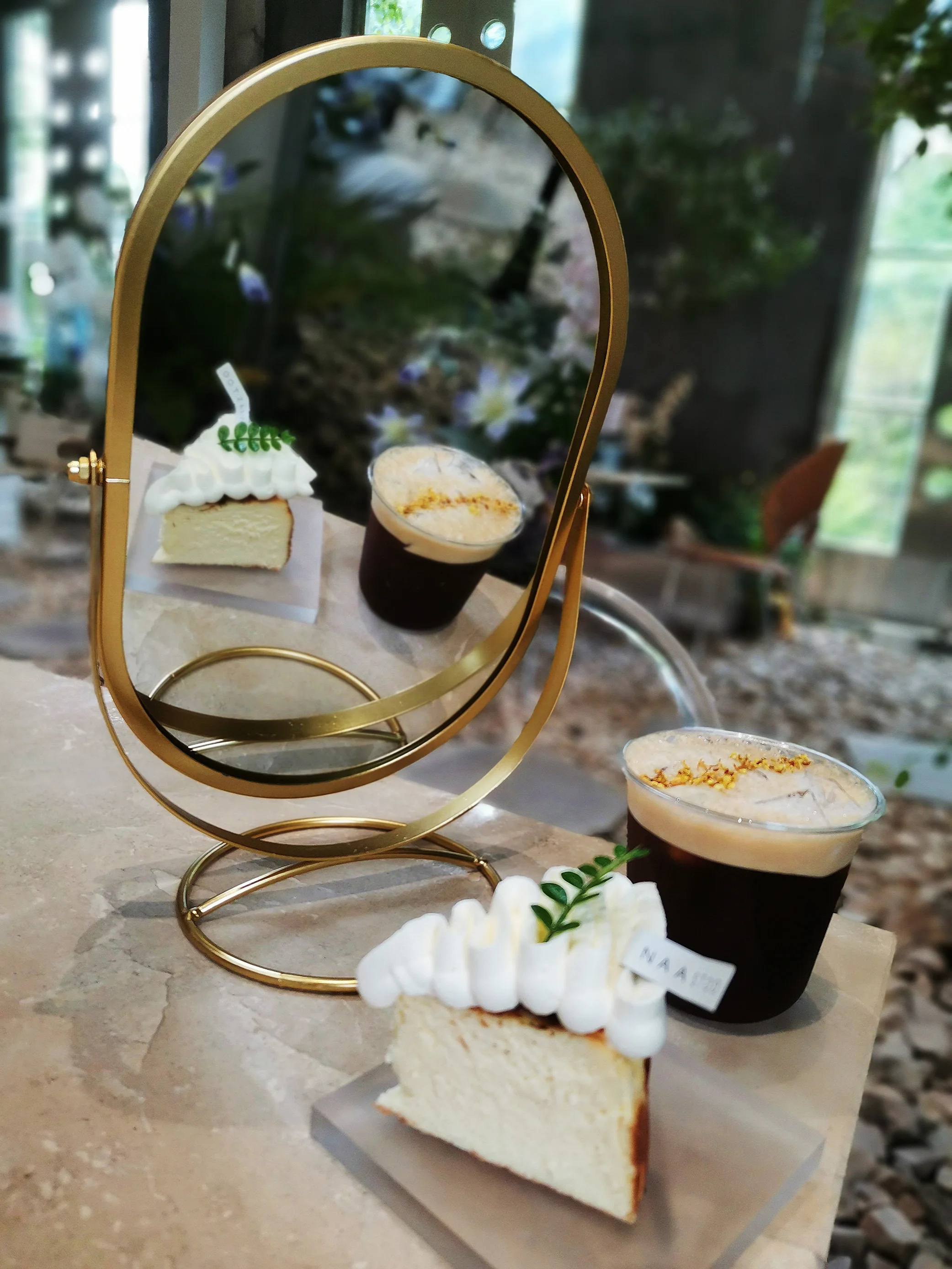 타원형 메이크업 거울 금속 스탠딩 거울, 북유럽 탁상 스탠딩 거울, 한국 미용 거울, 벽화 집 침실 장식, 360 ° 회전 