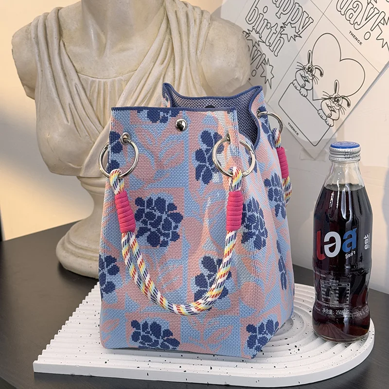Borsa tote in tessuto grande Capaci Borsa dal design semplice e versatile per donna 2025 Nuova borsa lavorata a maglia con fiore scavato - immagine 3