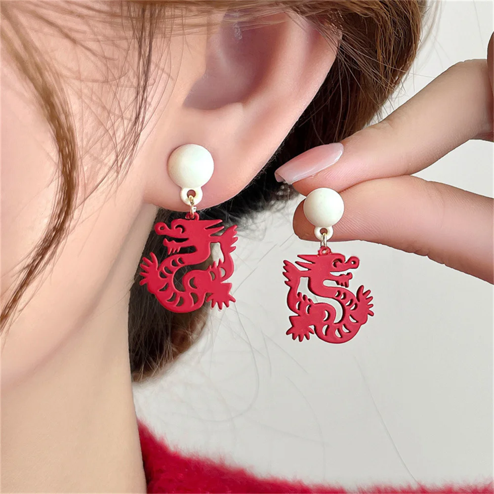Stile Cinese Dragon Year Red Pearl Paper Heads Dragon Ear Studs Nuovi Orecchini Orecchini Femminili Di Alta Qualità Con Piccola Folla