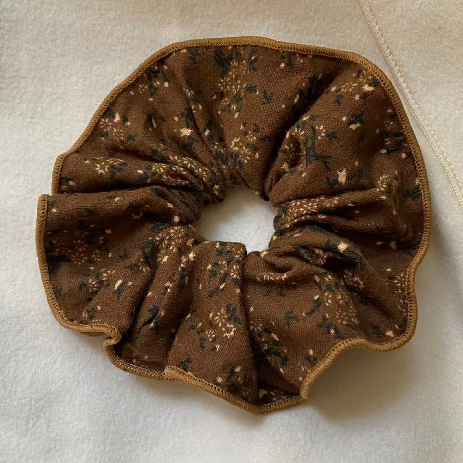 1PC Brown Star Pattern Scrunchies,Fabric Hair Ties, Vintage Floral Print Hair Accessories, Soft Elastic Hair Bands, Stylish