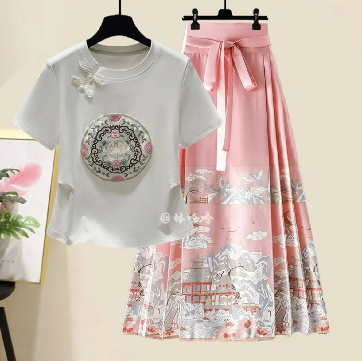 Рисунок 3 - Новый китайский женский костюм