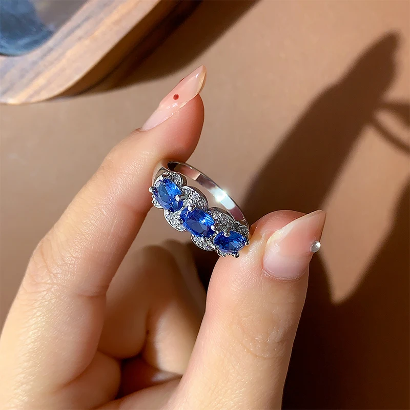 Anillo femenino azul con zirconia y diseño elegante