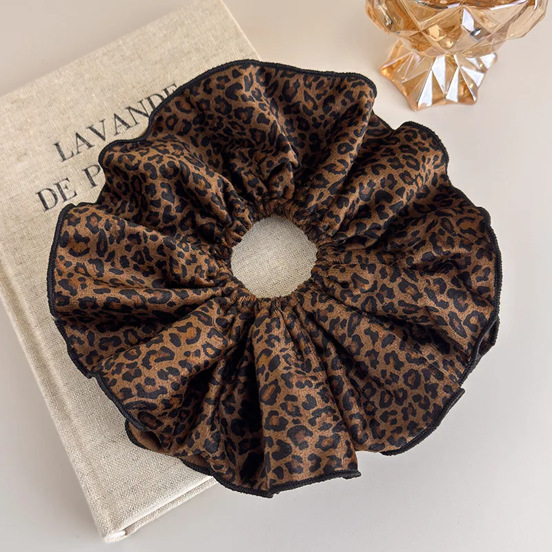 Doppellagiges Haargummi aus Samt mit Leopardenmuster für Damen, hochelastisches Haar-Accessoire, luxuriöses und stilvolles modisches Haarband – Detail 9