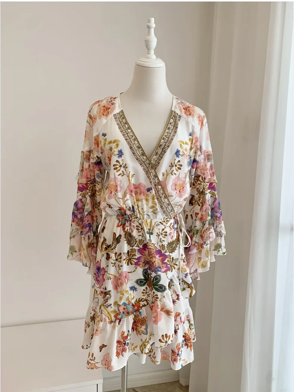 

Женское короткое платье с цветочным принтом, V-образным вырезом