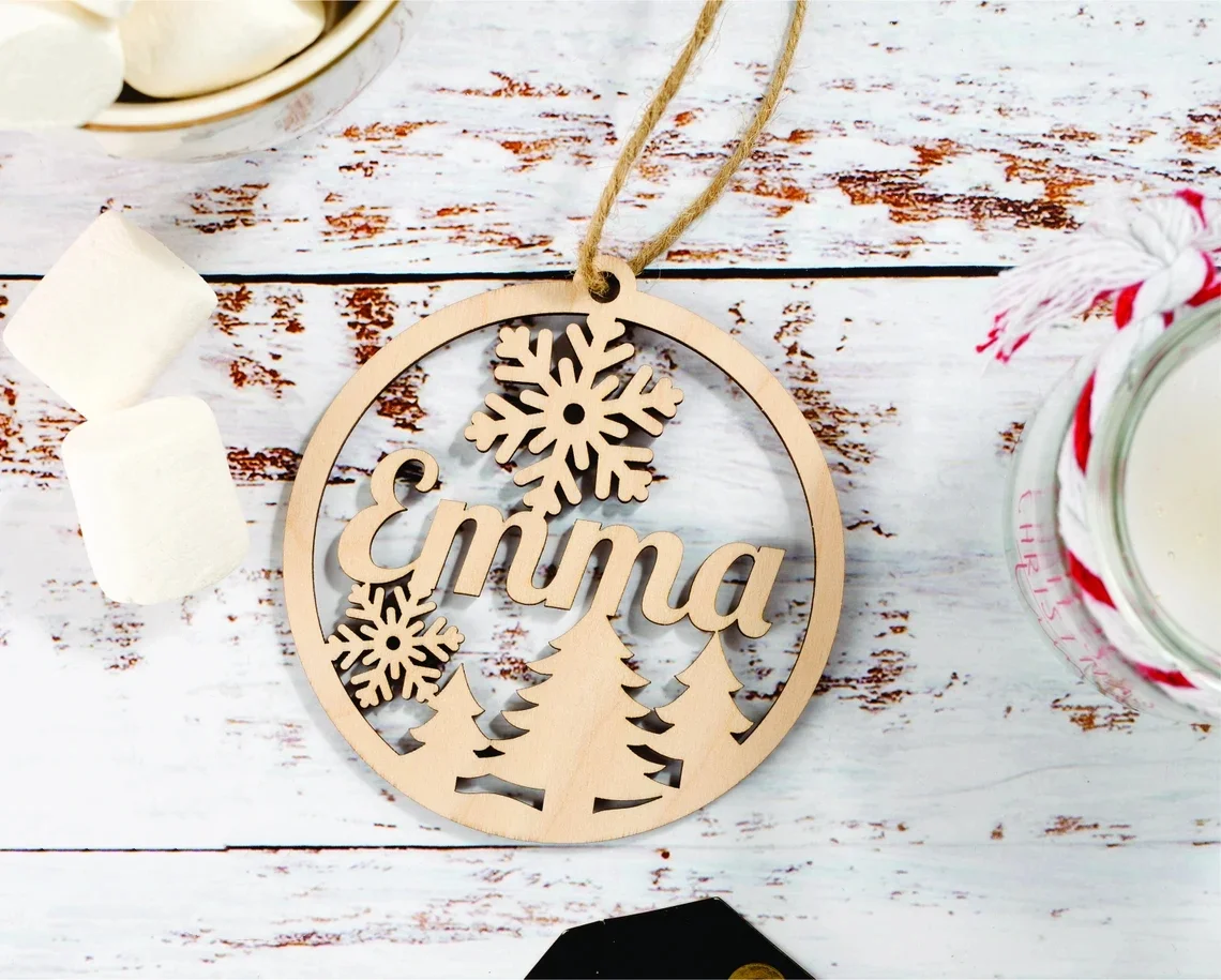 thumbnail image 1 of Bola de Navidad con nombre personalizado, colgante de árbol de Navidad de madera, regalo de Navidad personalizado, copo de nieve de Papá Noel, decoración navideña, 1 of 5