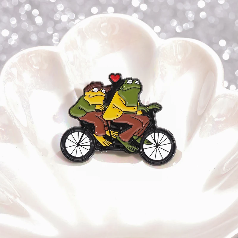 Lustige Frosch und Kröte Brosche Emaille Pin humorvolle Kinder literatur Legierung Metall Abzeichen Revers Rucksack Pin Schmuck Geschenk Großhandel – Detail 6