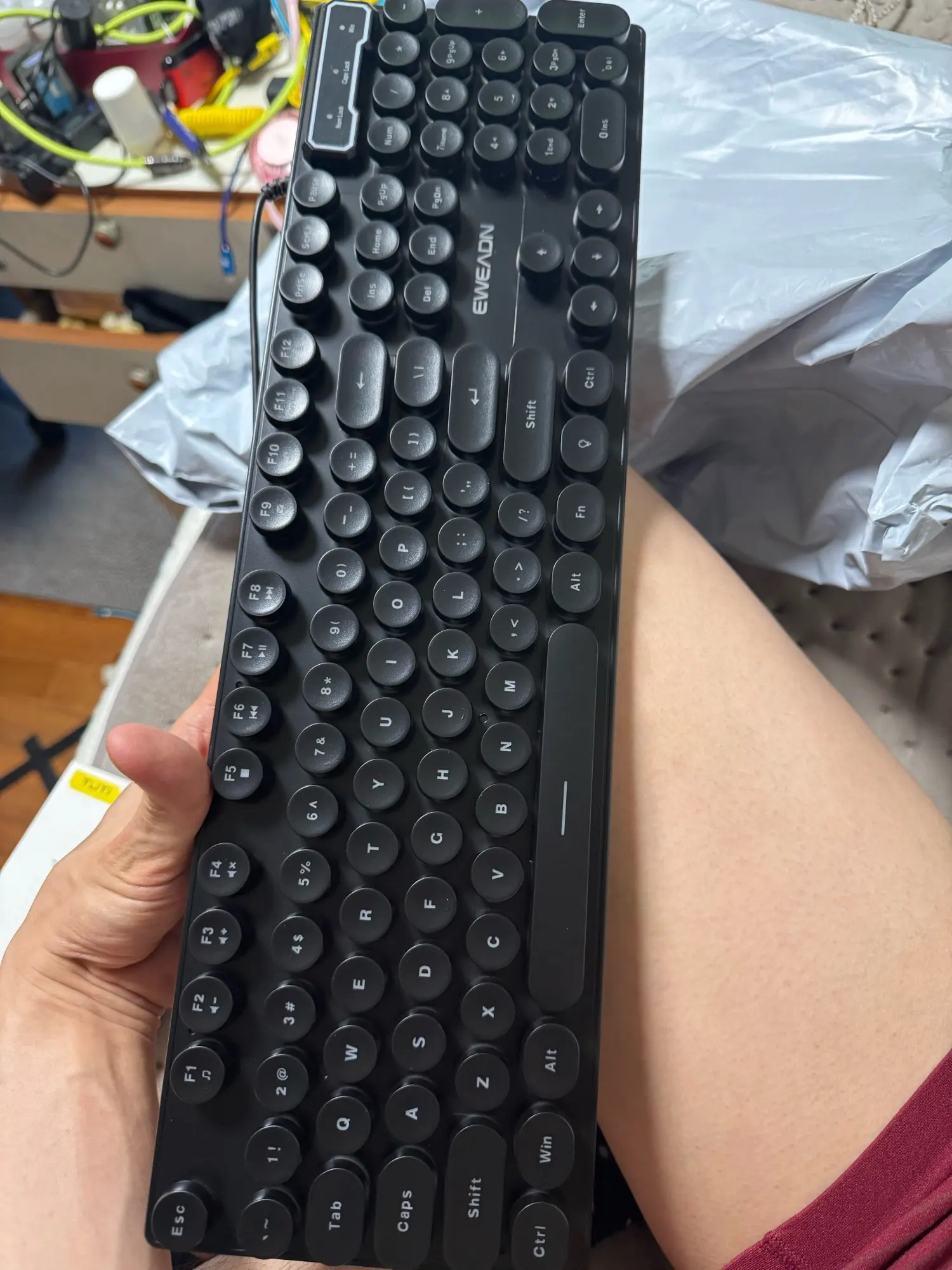 EWEADN GX330 Typewriter Gaming Keyboard, 104 Keys Wired Retro Punk Round Keycaps, with RGB Backlit, for Windows Laptop PC black photo review