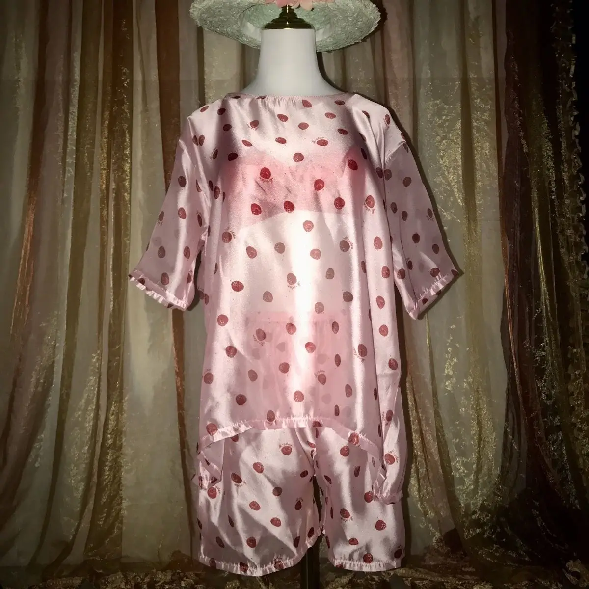 

Блестящая женская атласная пижама в горошек