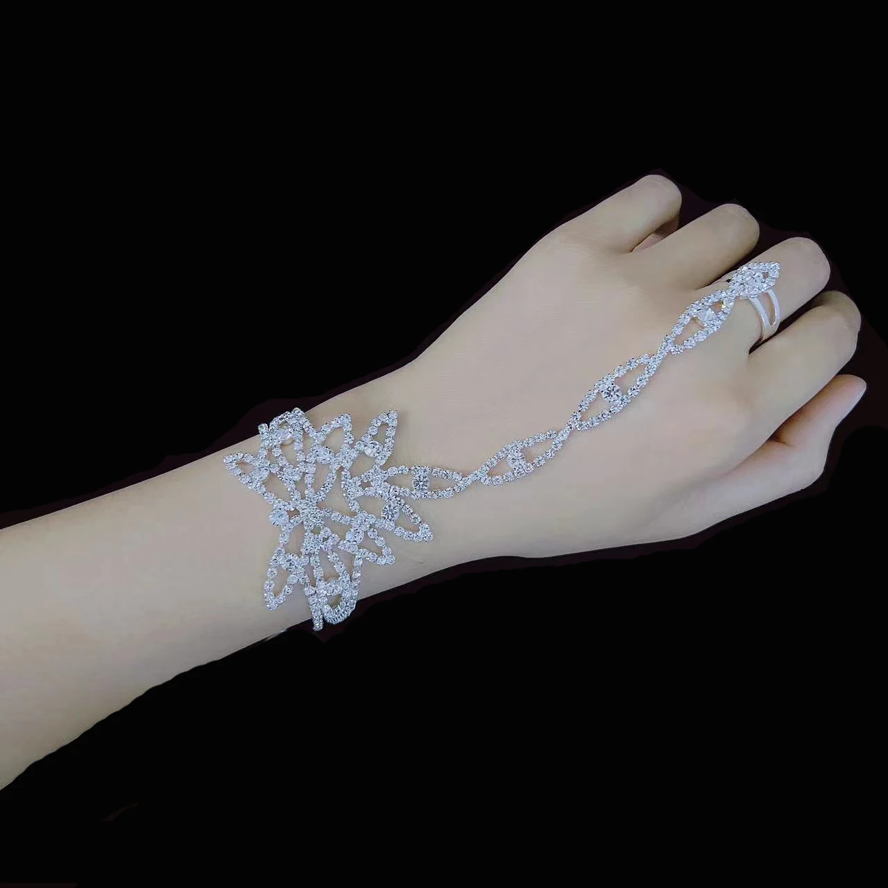 

Fashionable and exquisite women's bracelet luxury shiny Rhinestone Bracelet back chain Bridal Wedding Jewelry Ring Link Bracelet