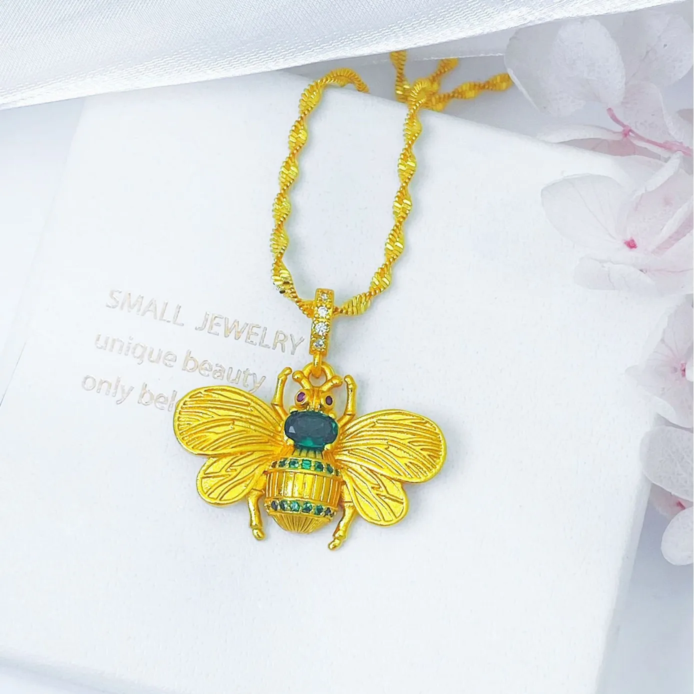 Lightluxury24Krealgoldhoneybeependantfemalecutedelicatefashionau999goldblueenamelcraftpendantclaviclechain