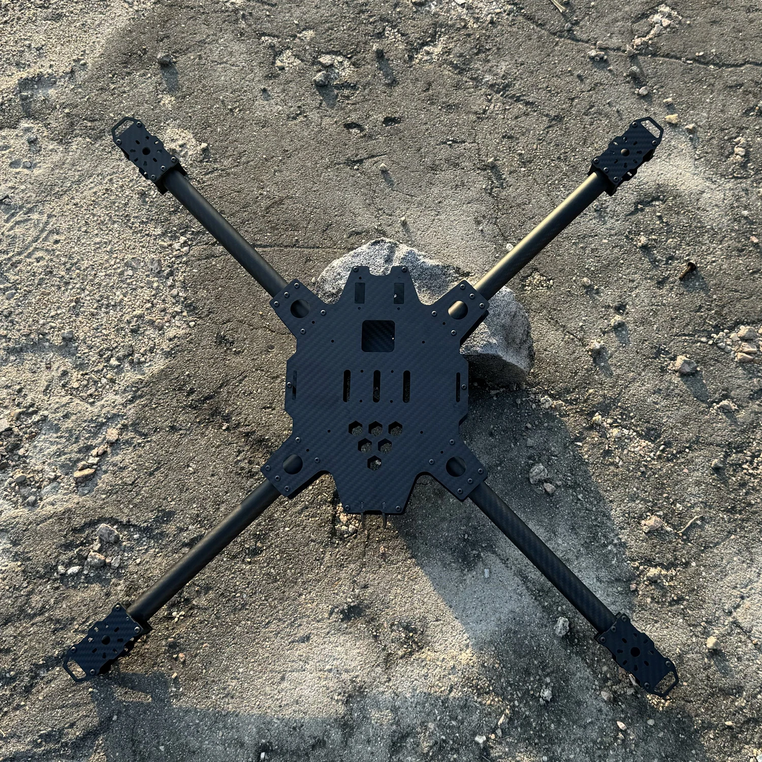 Détail des bras du châssis FALCON-15 15 pouces pour drone FPV, avec finition carbone apparente.