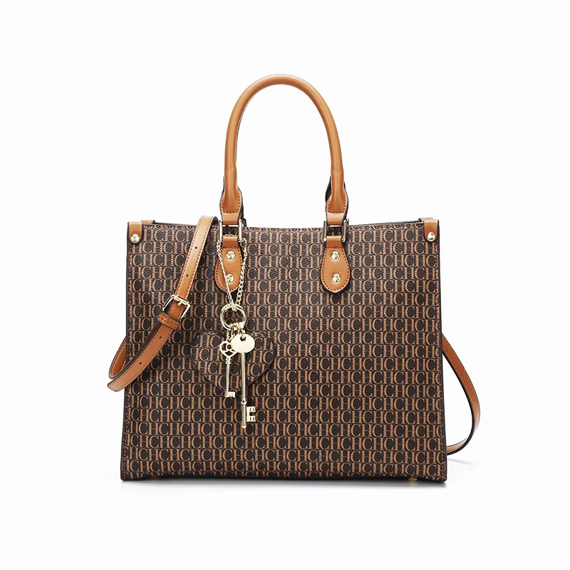 حقيبة كتف نسائية من تصميم CH، تتميز بتصميم بسيط عل...