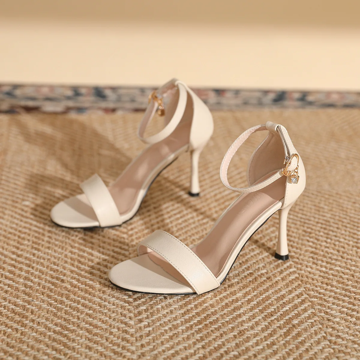 

Сандалии женские на прозрачном каблуке, босоножки больших размеров с открытым носком и пряжкой, удобные туфли для девушек и женщин, большой размер бежевый, L, лето 2024