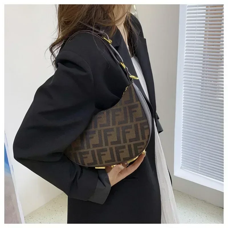 Fashion Amazing Classical Bags Niche Crescent Moon Bag Retro High-end Texture One Shoulder Bag Versatile Portable Underarm Bag