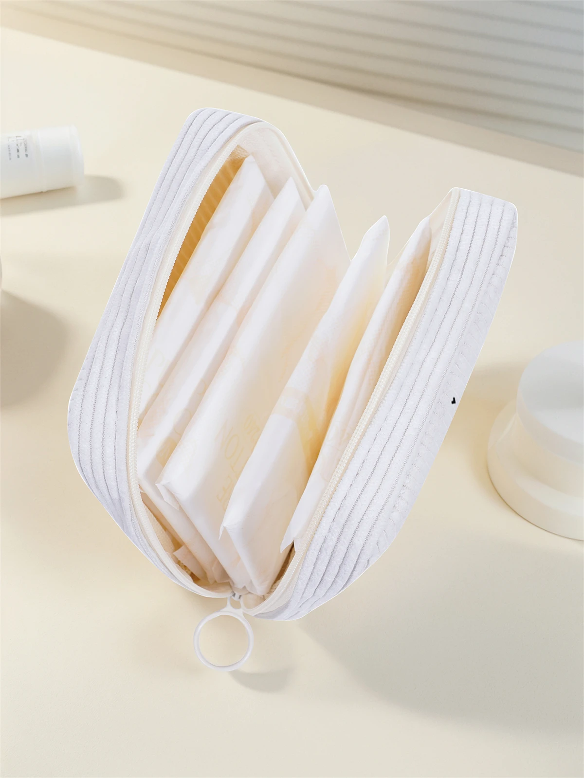 Snake pattern printed sanitary napkin storage bag, women's lightweight tissue bag, sanitary tissue bag