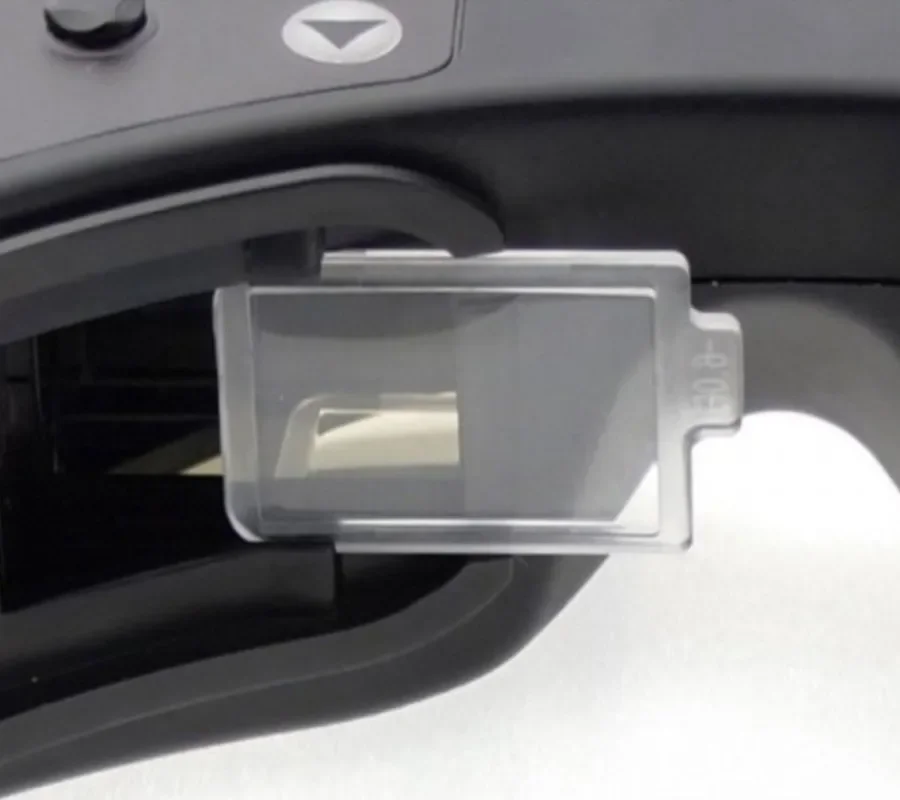 Gros plan sur des lentilles dioptriques Fatshark -4.00, montrant leur monture et courbure pour la correction de la myopie.
