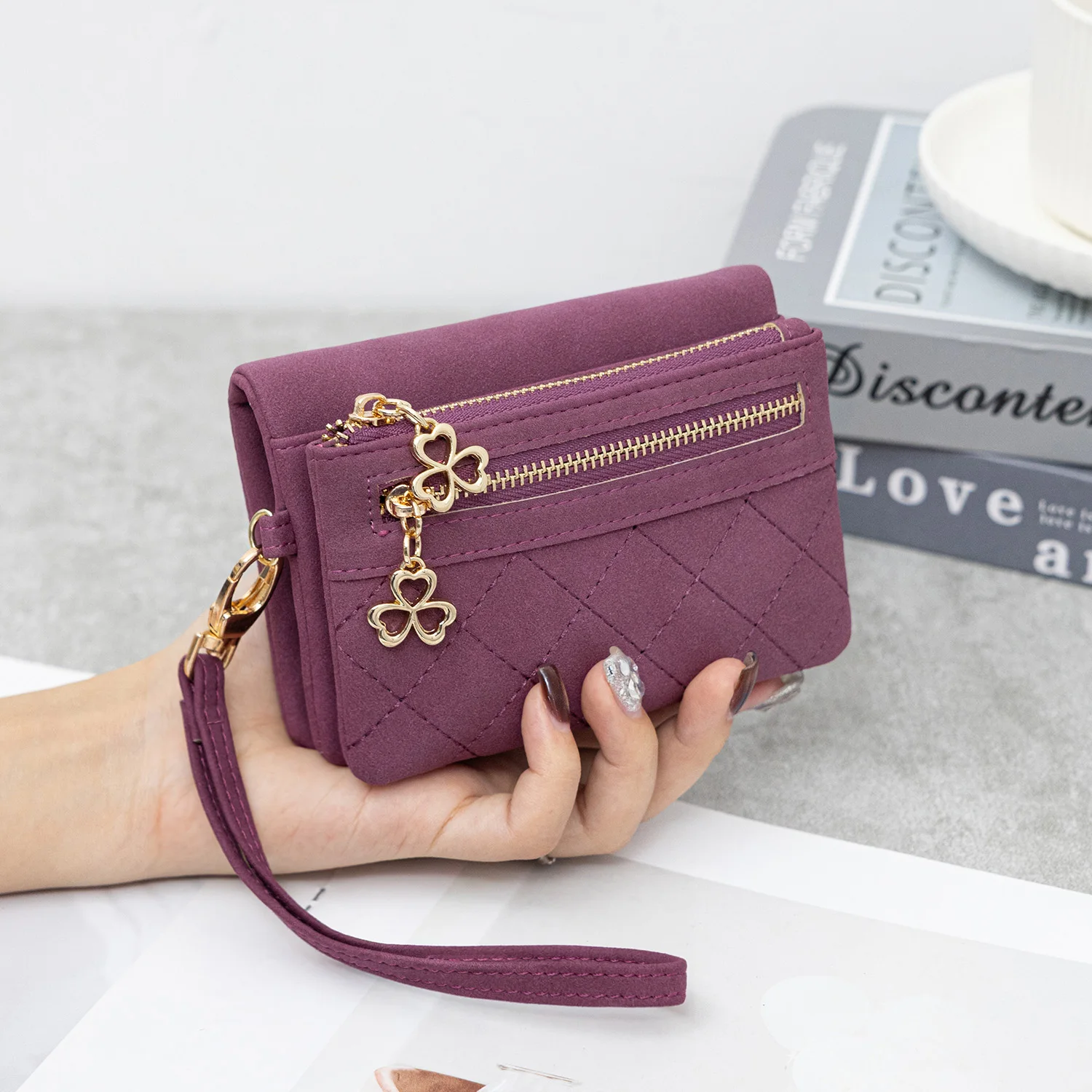 Elegant Retro Bi-Fold Women's Wallet with Diamond Pattern Stitching and Wrist Strap