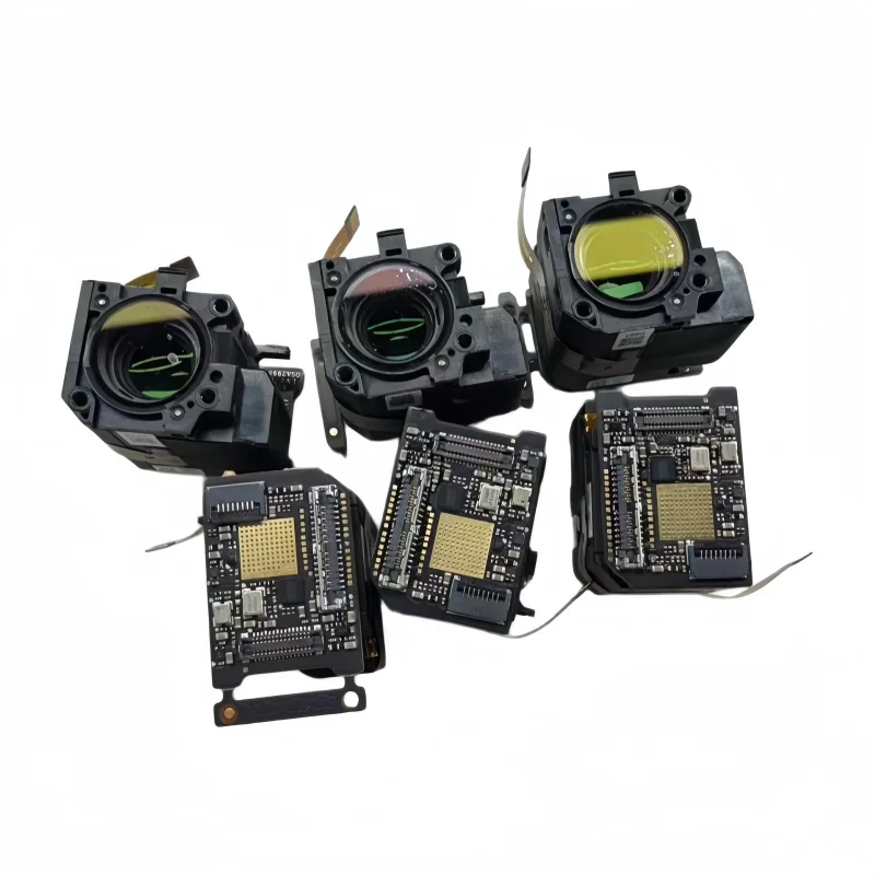 Détail de l'objectif téléobjectif moyen 70mm pour DJI Mavic 3 Pro, pièce de rechange, sur fond noir.
