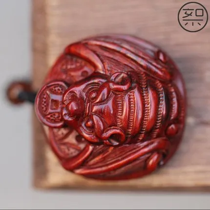 

Exquisite Small Leaf Rosewood Blessed Bat Pendant