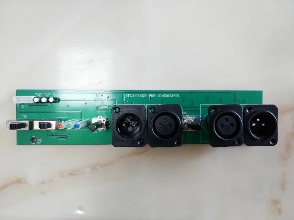 

Передняя панель сабвуфера с регулируемой частотой, регулируемым фазовым режимом, выходом спутникового динамика, низким диапазоном, индикатором перегрузки