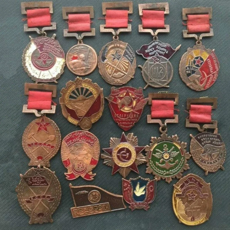 

The 16 Pcs of Medals of World War II Medal of Honor of Soviet Union First Medal of War of Honor