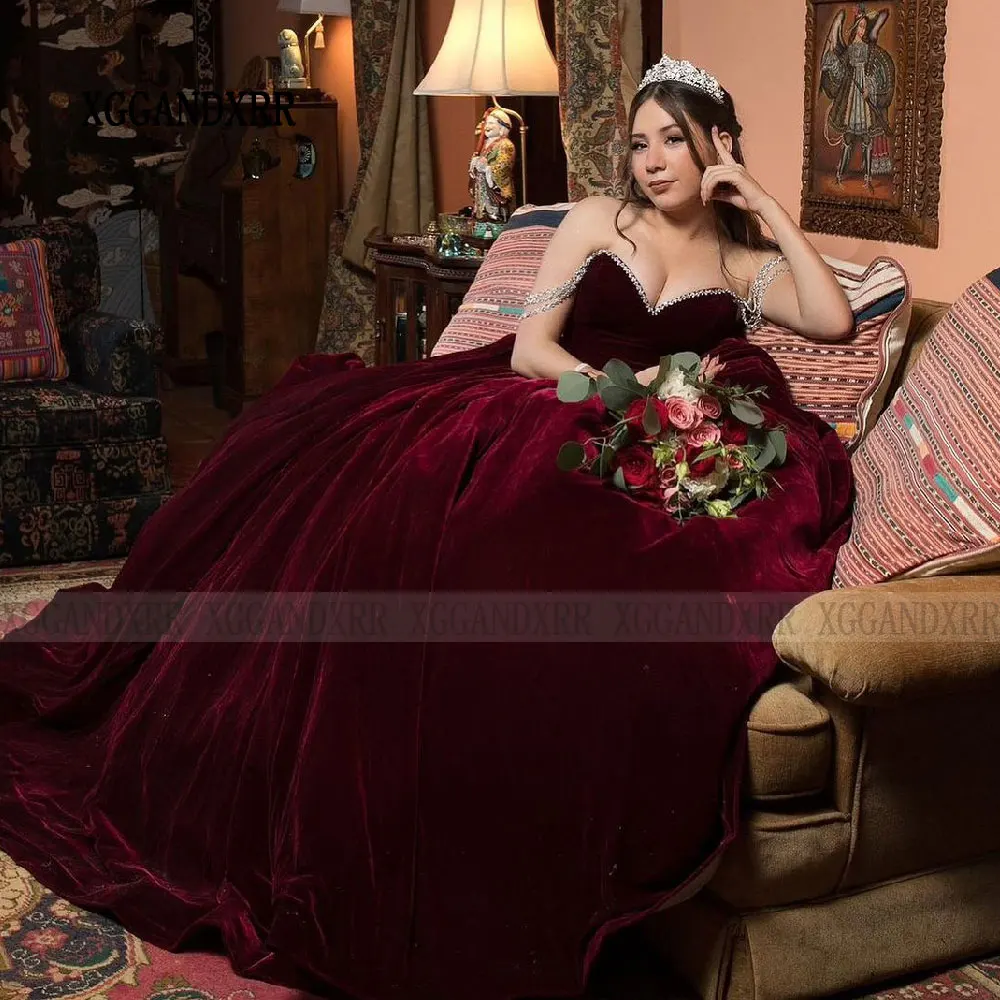 カスタマイズされたベルベットキンセアニェーラドレス 2026 ブラック