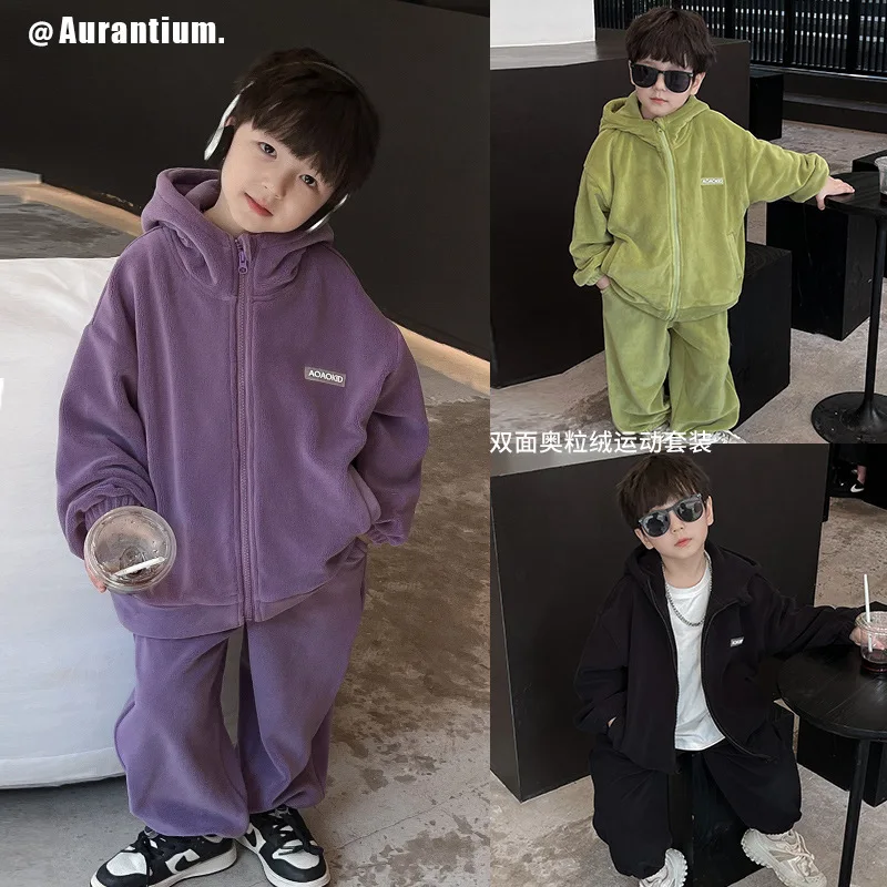 

Новинка зимы 2023, комплект из двух предметов в Корейском стиле, вельветовый темпераментный ярлык с капюшоном для мальчиков и девочек, повседневный теплый комплект, детская одежда