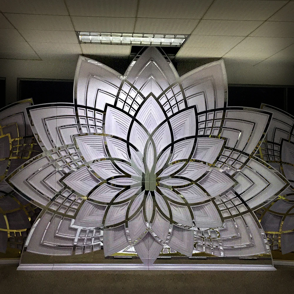 

Luxury Sliver Mirrored Lotus Shape Wedding Backdrop For Marriage Banquet Party Decor