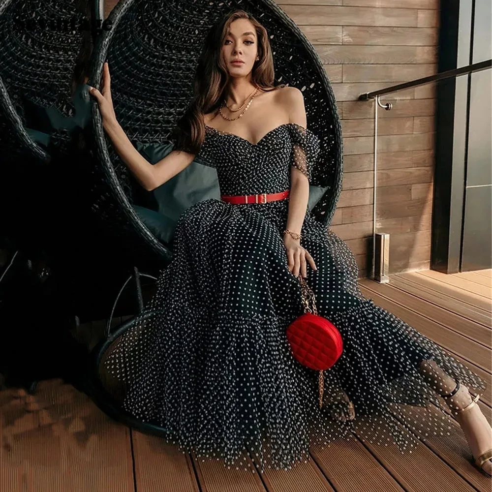 

Charming Black Tulle Dotted Short V-Neck Prom Dresses A Line Off The Shoulder Sweetheart Dress Tea Length Evening Gowns 2023
