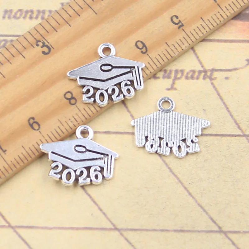 20pcs 매력 2026 2025 2024 졸업 모자 디플로마 14x17mm 티베트어 실버 컬..
