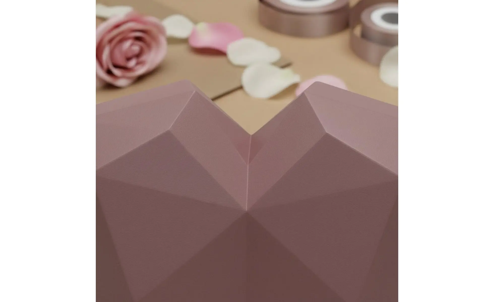 Heart Shaped Gift Box Waterproof Plastic Flower Box Faceted Design Flower Container Recyclable for Partners, Anniversary