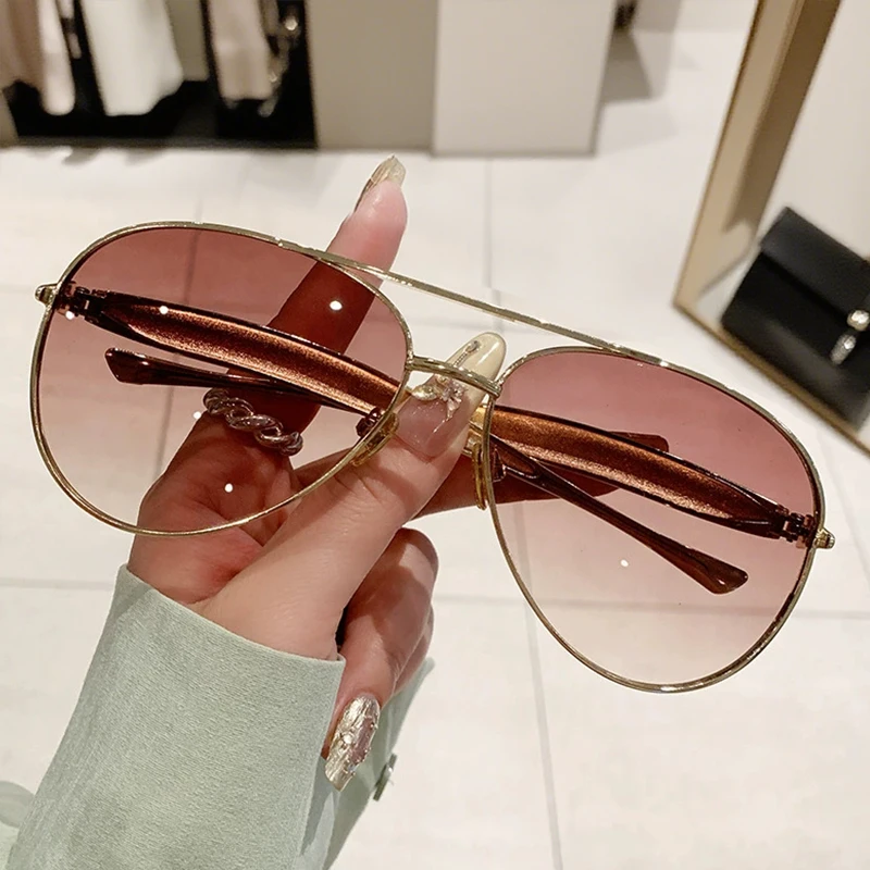 Vintage-Inspired Oversized Aviator Sunglasses with Gold Streamline Arms