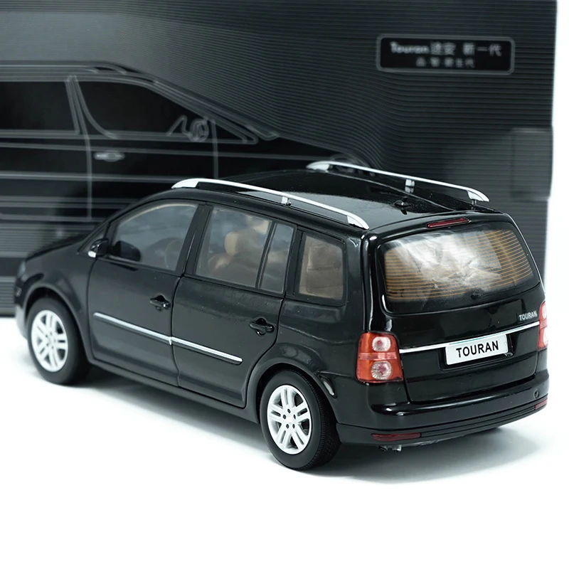 Voiture miniature VW Volkswagen Touran noir de 2010 au 1/43 ixo - Collection Voiture miniature VW Volkswagen Touran noir de 2010 au 1/43 ixo - Collection
