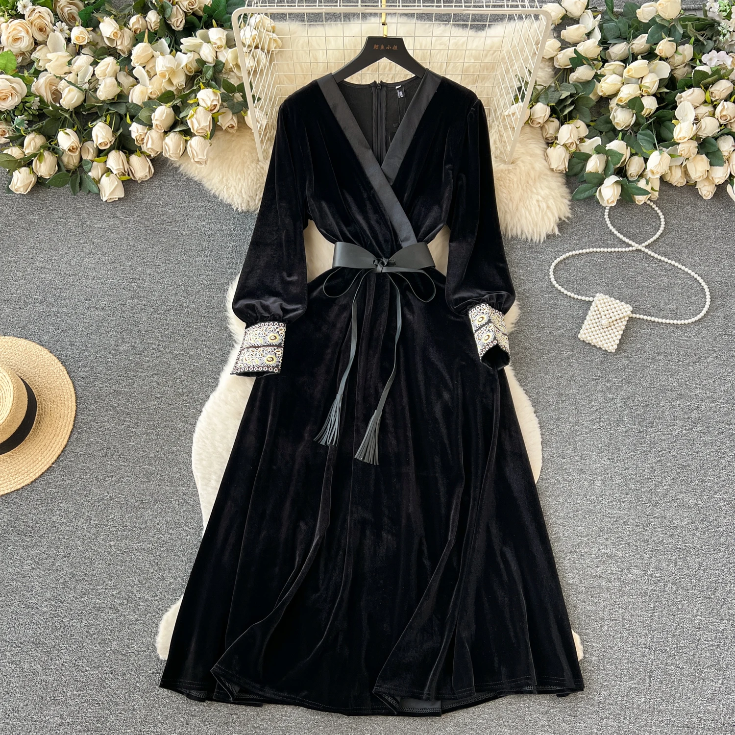 

Vintage Velvet Dress Women's French Style Elegant V-neck Strap Mid-length Dress 2023 fashion women's Clothing