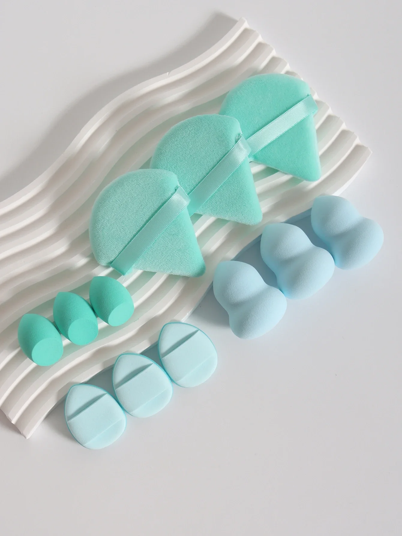 A 12 Piece Set of Versatile Makeup Sponges, Consisting of 3 Loose Powder Puffs, 3 Mini Cushion Powder Puffs, 3 Beauty Eggs, and 4