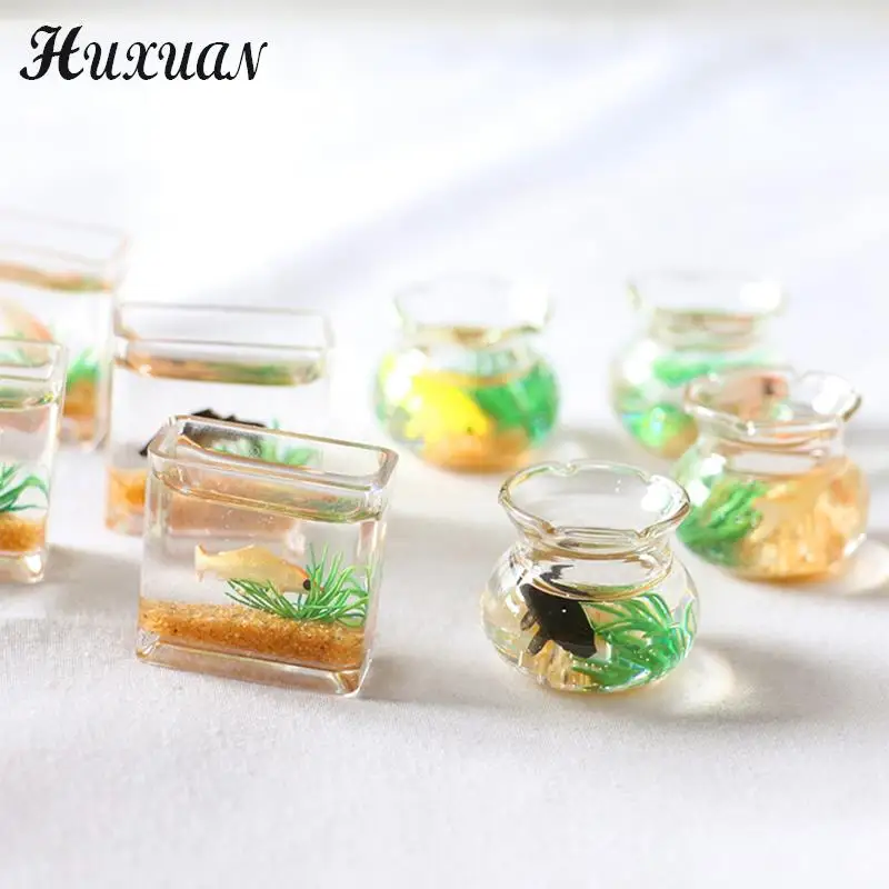 

Миниатюрный стеклянный кукольный домик