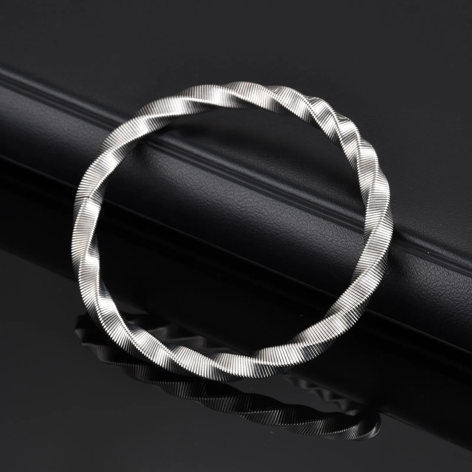 Vnox Hollow Mesh Edelstahl Mobius Armbänder Armbänder für Männer, sanftes Hemdenband, elastisches Metallzubehör