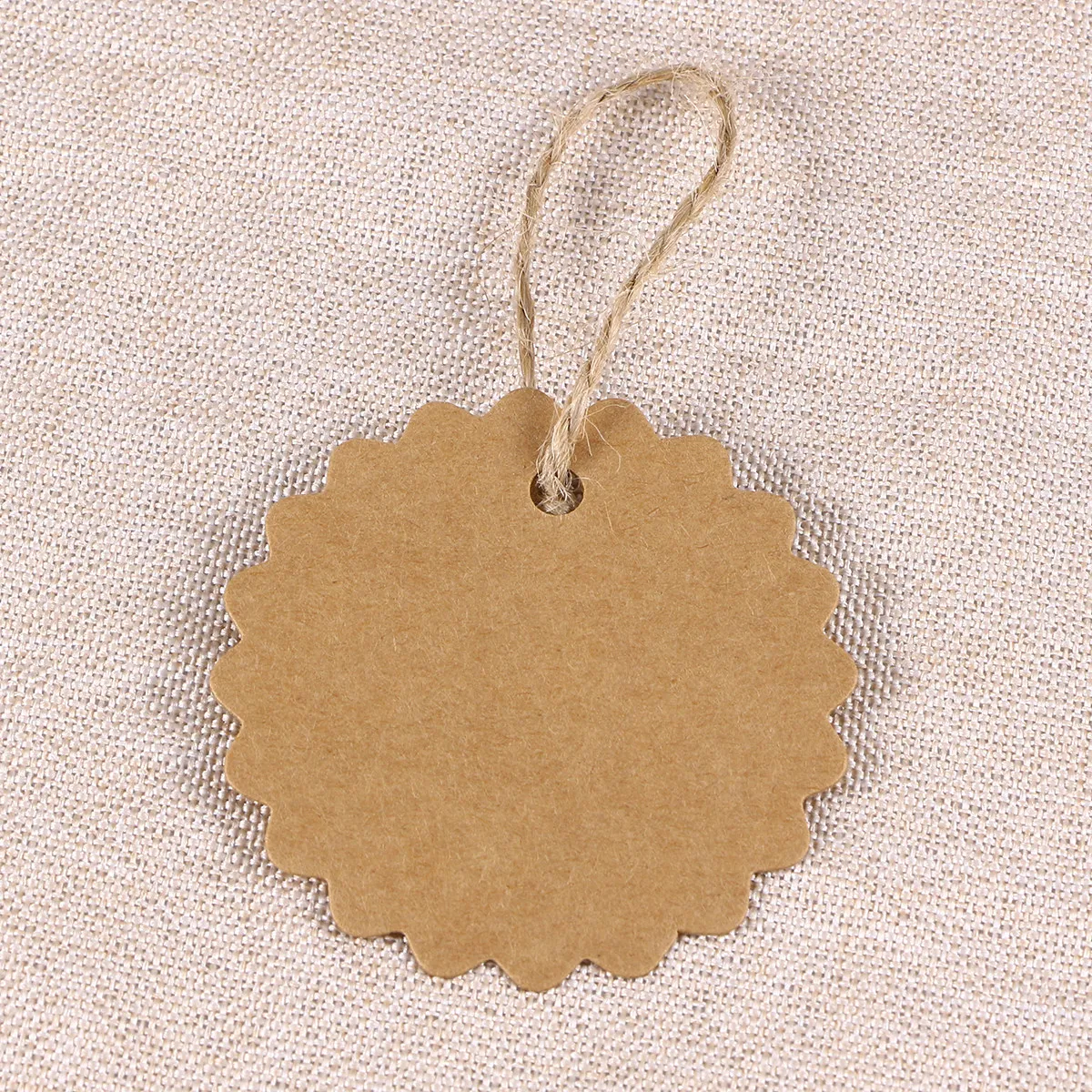 100Pcs 60Mm 라운드 스캘럽 크래프트 종이 태그 결혼식 호의를위한 갈색 빈 DIY 공예 카드 파티 선물 수하물 라벨 가격