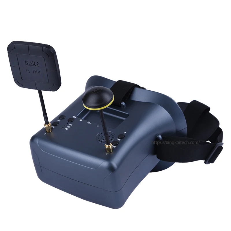 Utilisateur portant le casque FPV 5.8G LS008D pour piloter un drone RC