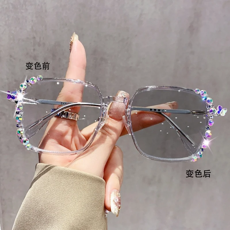Elegant Photochromic Glasses with Color-Changing Lenses for a Sophisticated Style