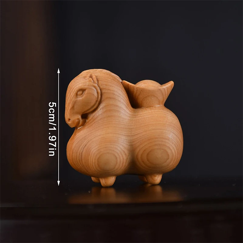 2026年新年干支馬像 太った馬が手作りの木製彫刻馬の置物を運びます