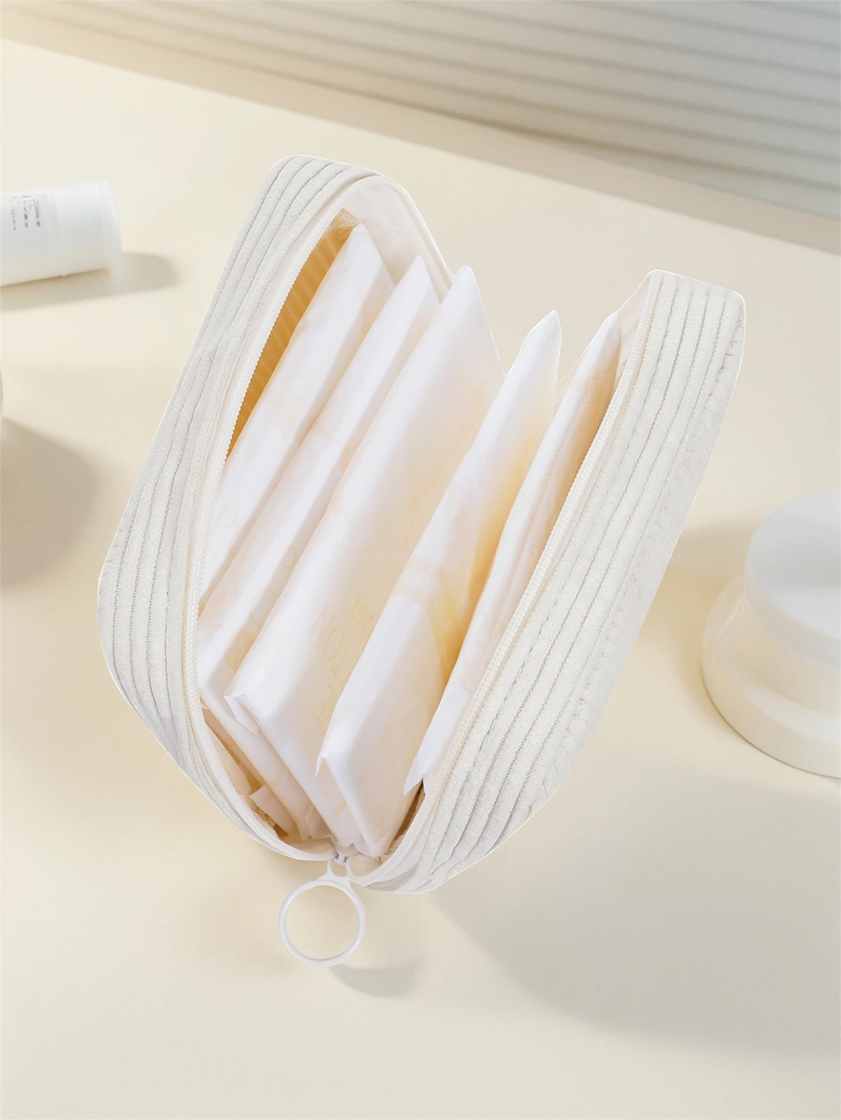 Cartoon girl pattern printed sanitary napkin storage bag, women's lightweight tissue bag, sanitary tissue bag